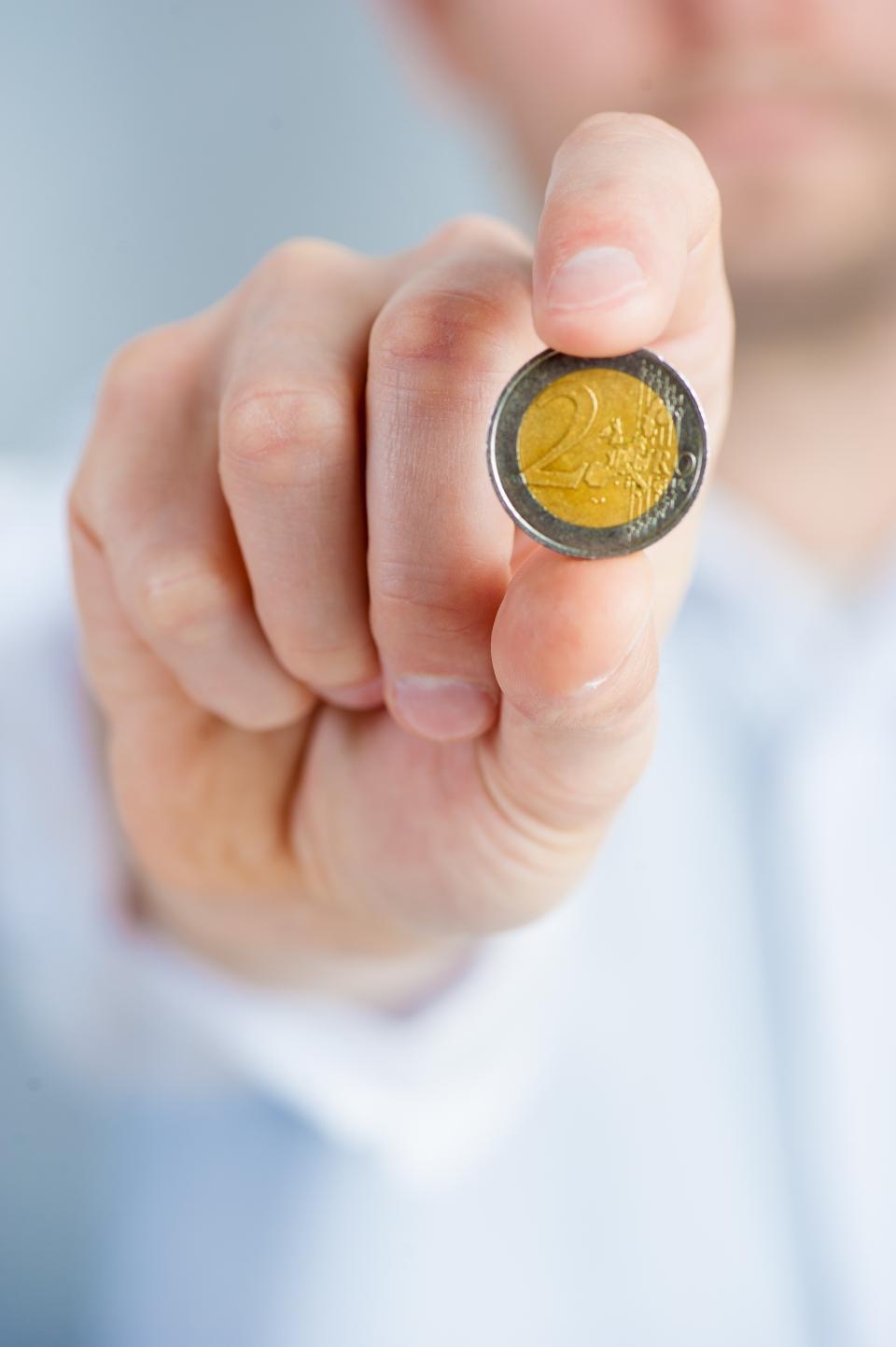 You are currently viewing 11 Genius Frugal Living Hacks That Will Save You Thousands This Year