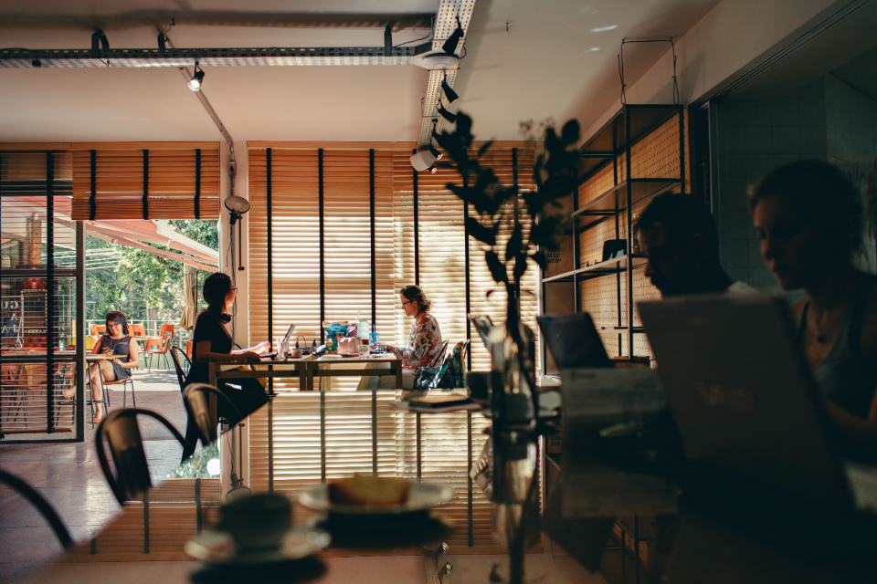 You are currently viewing 9 Lazy Girl Frugal Habits to Live on One Income and Never Be Poor