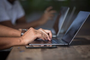 Read more about the article 26 Online Side Hustles That Slowly Turn Into Passive Income