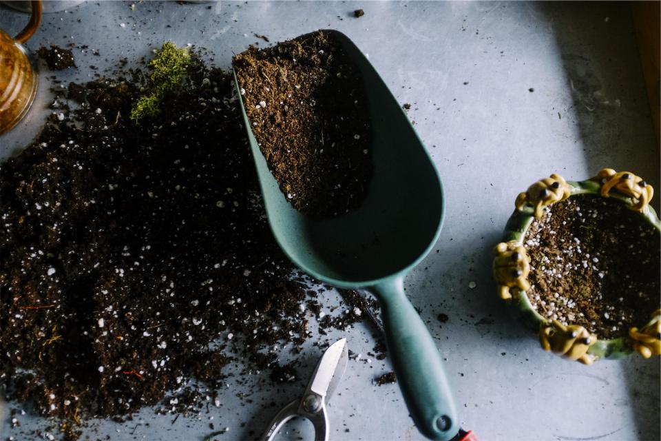 You are currently viewing 43 Frugal Hacks to Live on One Income Without Feeling Deprived