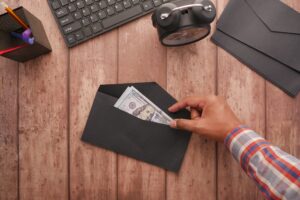 Read more about the article How to Pay Off Debt With the Cash Envelope System
