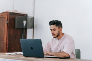 Read more about the article 16 Online Jobs for College Students That Pay Fast