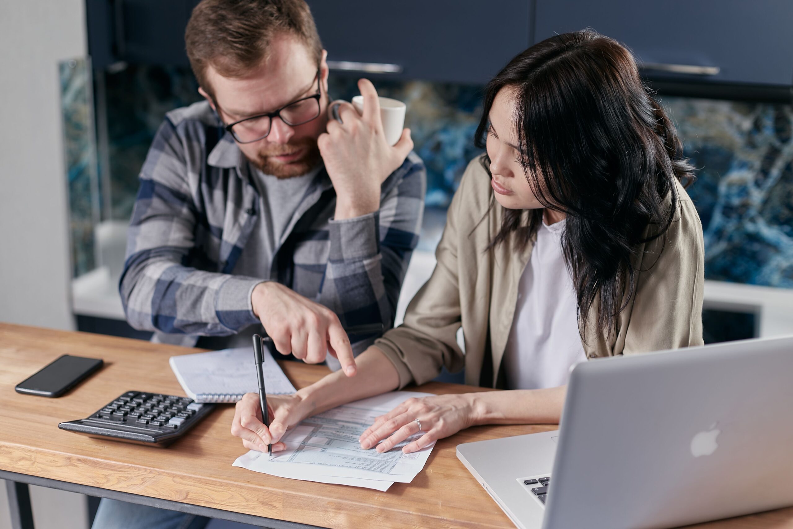 You are currently viewing How to Break the Paycheck-to-Paycheck Cycle and Pay Off Debt