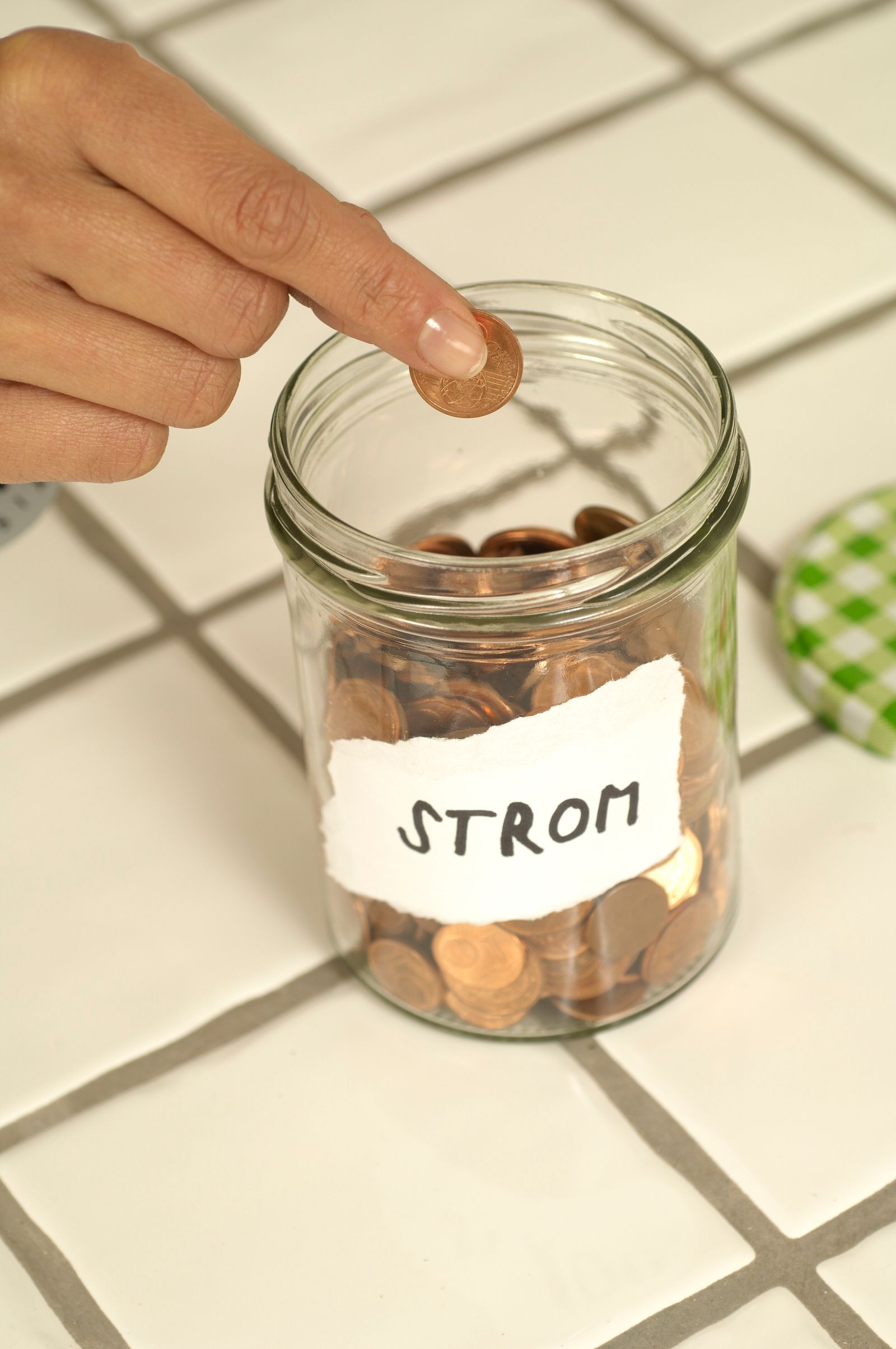 You are currently viewing How to Stick to a Savings Goal When You Keep Falling Off Track
