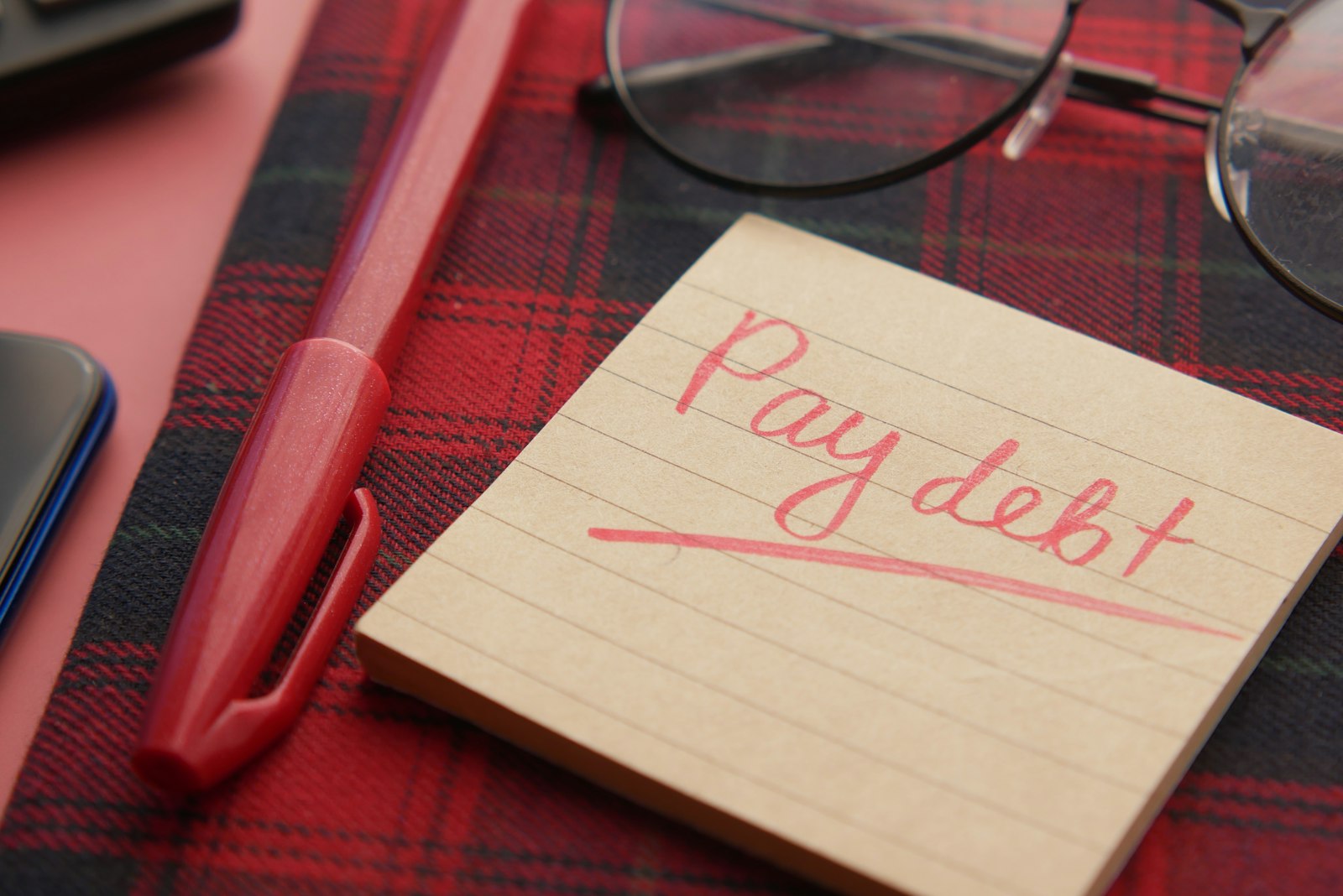 You are currently viewing 7 Ways to Pay Off Your Debt Faster on a Frugal Budget