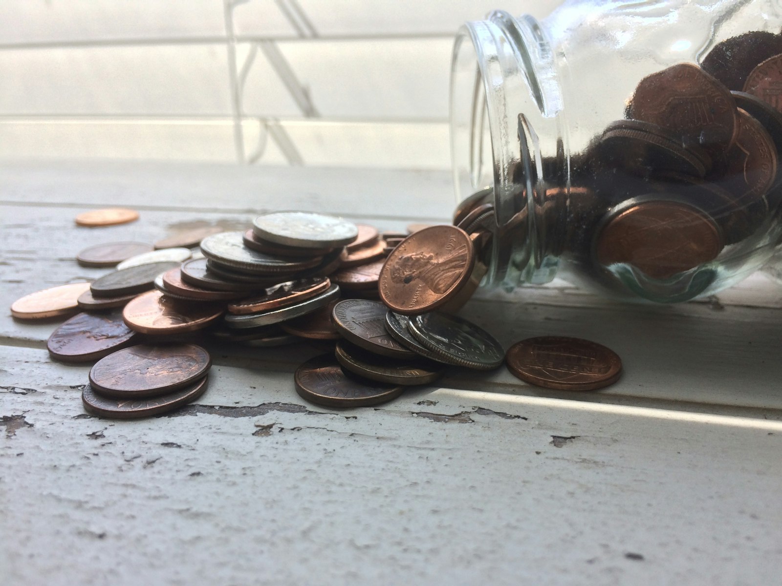 You are currently viewing How to Pay Off Debt Using the 6 Jars Method