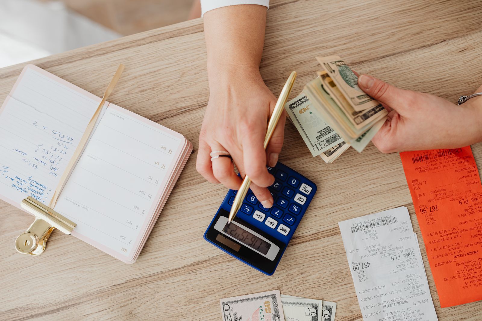 You are currently viewing 43 Hacks to Live on One Income and Never Be Poor